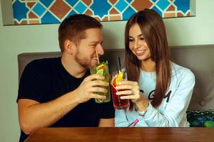 couple dans un café tinter des cocktails photo