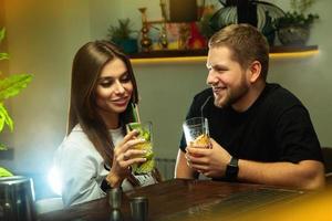 homme flirtant avec une belle femme au bar photo