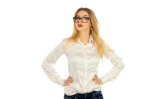 femme en chemise et lunettes posant en studio photo