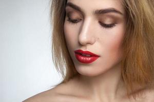 fille aux yeux rouges en studio photo