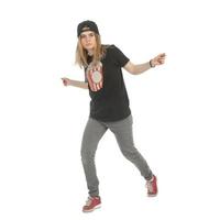 fille qui danse hip-hop en studio photo