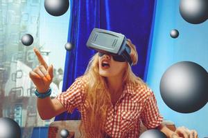 femme à lunettes de réalité virtuelle photo
