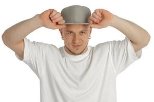 bel homme en t-shirt blanc et casquette photo