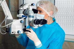 femme médecin dans la salle d'opération photo