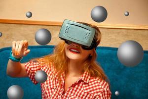 fille souriante dans des lunettes de réalité virtuelle photo