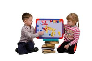 garçon et fille apprennent l'alphabet photo