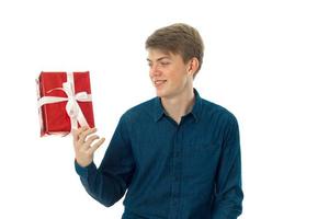 portrait de jeune homme joyeux avec un cadeau à la main photo