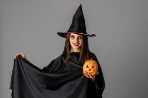 femme heureuse dans des vêtements de style halloween photo