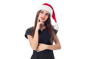 jeune fille brune en bonnet de noel souriant photo