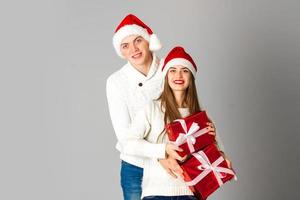 couple fête noël avec des cadeaux photo