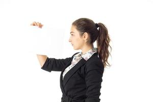 femme en uniforme avec pancarte blanche dans les mains photo