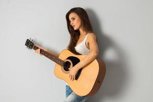 jeune femme brune avec guitare photo