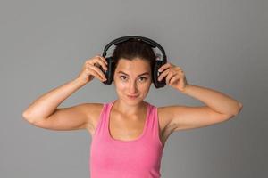 fille avec un casque en studio photo