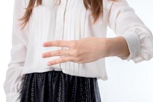 fille tendue la main et trois doigts montre sur le côté photo