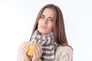 jeune fille souffre de tenir une tasse photo