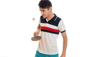 jeune homme sportif pratiquant le ping-pong isolé sur fond blanc photo