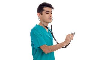 Portrait en studio d'un médecin de sexe masculin en uniforme avec stéthoscope posant isolé sur fond blanc photo