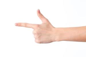 main féminine montrant le geste avec l'index et le pouce levé est isolé sur fond blanc photo
