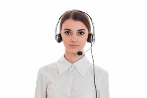 portrait horizontal de la jeune fille d'employé de bureau d'appel de beauté avec un casque et un microphone isolé sur fond blanc photo