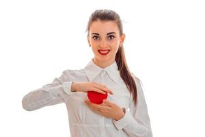 belle jeune femme aux lèvres rouges célébrant la Saint Valentin avec des coeurs isolés sur fond blanc photo