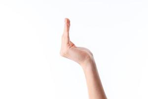 main de femme levée avec les doigts droits isolé sur fond blanc photo