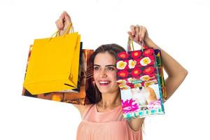 joyeuse jeune fille élevée devant de grands paquets colorés avec des cadeaux proches- photo