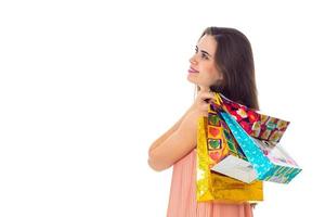 jeune fille tournée sur le côté et garde l'épaule de beaux sacs isolés sur fond blanc photo