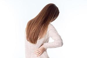 fille aux cheveux longs est maintenue sur le côté isolé un fond blanc photo