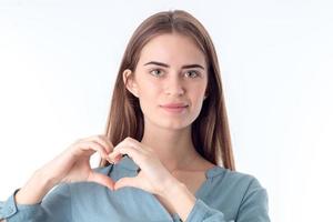 fille montre un geste du cœur en gros plan photo