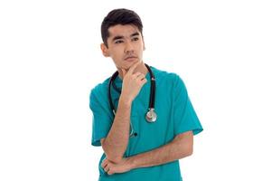 un jeune médecin avec stéthoscope regarde vers photo