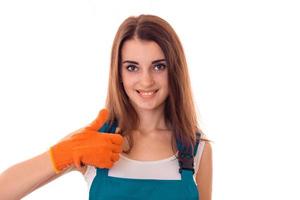 portrait d'une belle fille portait des gants qui regarde dans l'appareil photo et souriant en gros plan