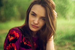 portrait de belle fille dans la nature photo