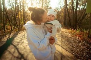 belle jeune maman avec bébé en automne photo