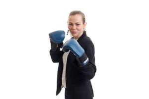 femme d'affaires forte en uniforme classique et gants de boxe photo
