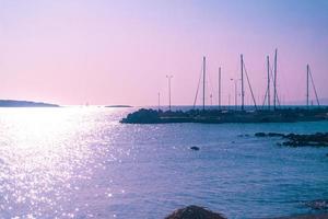 port au coucher du soleil du paysage marin de la mer bleue photo
