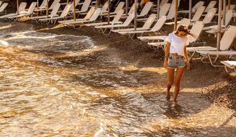 jolie fille s'amusant en été mer photo