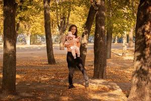 jolie jeune mère avec sa petite fille photo