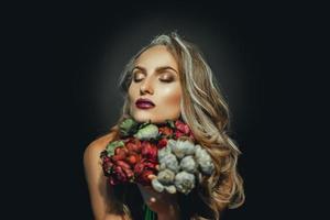 portrait de jolie femme aux cheveux gris avec des fleurs photo