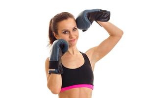 portrait d'une jeune fille dans un haut de sport et des gants de boxe photo