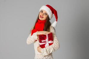 fille en bonnet de noel avec cadeau photo