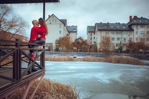 photo horizontale de beaux câlins de couple sur un balcon en hiver. ambiance de noël