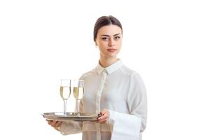 belle serveuse avec champagne sur un plateau en regardant la caméra photo