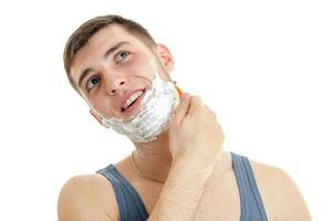 portrait en gros plan d'un jeune homme avec une drôle de mousse de barbe photo