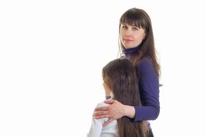 jeune femme étreint les épaules de son enfant photo