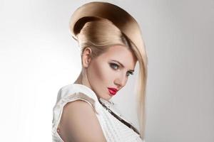 la Coupe de cheveux. belle fille aux cheveux blonds courts en bonne santé. coiffure photo