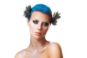 portrait horizontal de jeune fille avec une coiffure bleue et des fleurs dans les cheveux photo