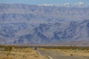 route à travers le désert de l'arizona en hiver photo