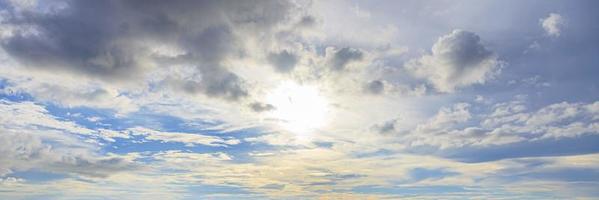 image d'un ciel partiellement nuageux et partiellement dégagé pendant la journée photo