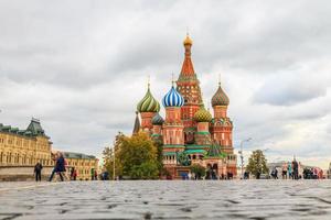 vue sur la cathédrale bsilikus à moscou du point de vue du sol photo