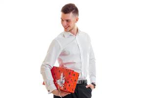 heureux élégance homme en chemise blanche avec boîte-cadeau dans ses mains souriant photo